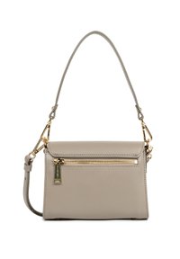 Borsa a tracolla in pelle grigia chiara con tasca con zip dorata, tracolla staccabile e manico corto, esposta su sfondo bianco.