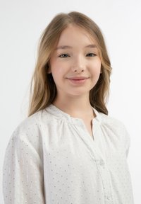 Bílá blůza s jemnou strukturou, s vertikálními pruhy a jemnými stříbrnými akcenty, zapínání na knoflíky a mandarinový límec.