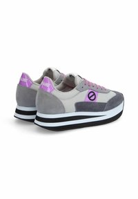 Baskets de sport grises et violettes avec une semelle plateforme, fabriquées en suède et en mesh, à bout rond, et avec des rayures blanches contrastantes sur la semelle.