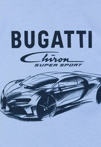 Tessuto azzurro chiaro con una stampa grafica nera di una Bugatti Chiron, con testo in grassetto sopra e sotto che indica il marchio e il modello.