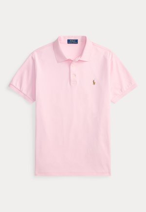 Világos rózsaszín rövid ujjú galléros póló, három gombbal és kisméretű hímzett logóval a bal mellrészen.