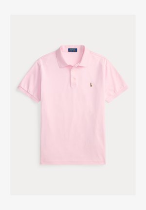 Jasnoróżowa koszulka polo z krótkim rękawem, kołnierzykiem, trzema guzikami i małym haftowanym logo na lewej piersi.