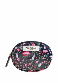 Pochette con zip floreale nera. Presenta un esterno lucido e resistente con motivi floreali rosa e verdi. Include un'etichetta bianca del marchio.