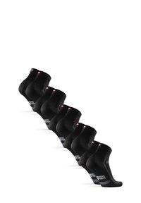 Calcetines deportivos negros con puños acanalados, con un logo en el lateral, exhibidos en una disposición escalonada sobre un fondo blanco.