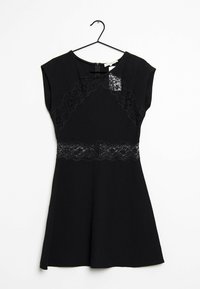 Schwarzes Kleid mit kurzen Ärmeln, Spitzenakzenten am Oberteil und der Taille, enganliegendem Oberteil, weit schwingendem Rock und Reißverschluss hinten.