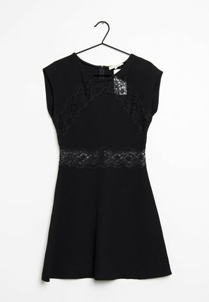 Schwarzes Kleid mit kurzen Ärmeln, Spitzenakzenten am Oberteil und der Taille, enganliegendem Oberteil, weit schwingendem Rock und Reißverschluss hinten.