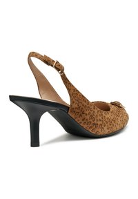 Escarpin à talon avec imprimé léopard en daim tan, à bout rond et talon noir. Dispose d'une sangle réglable et d'une boucle décorative.