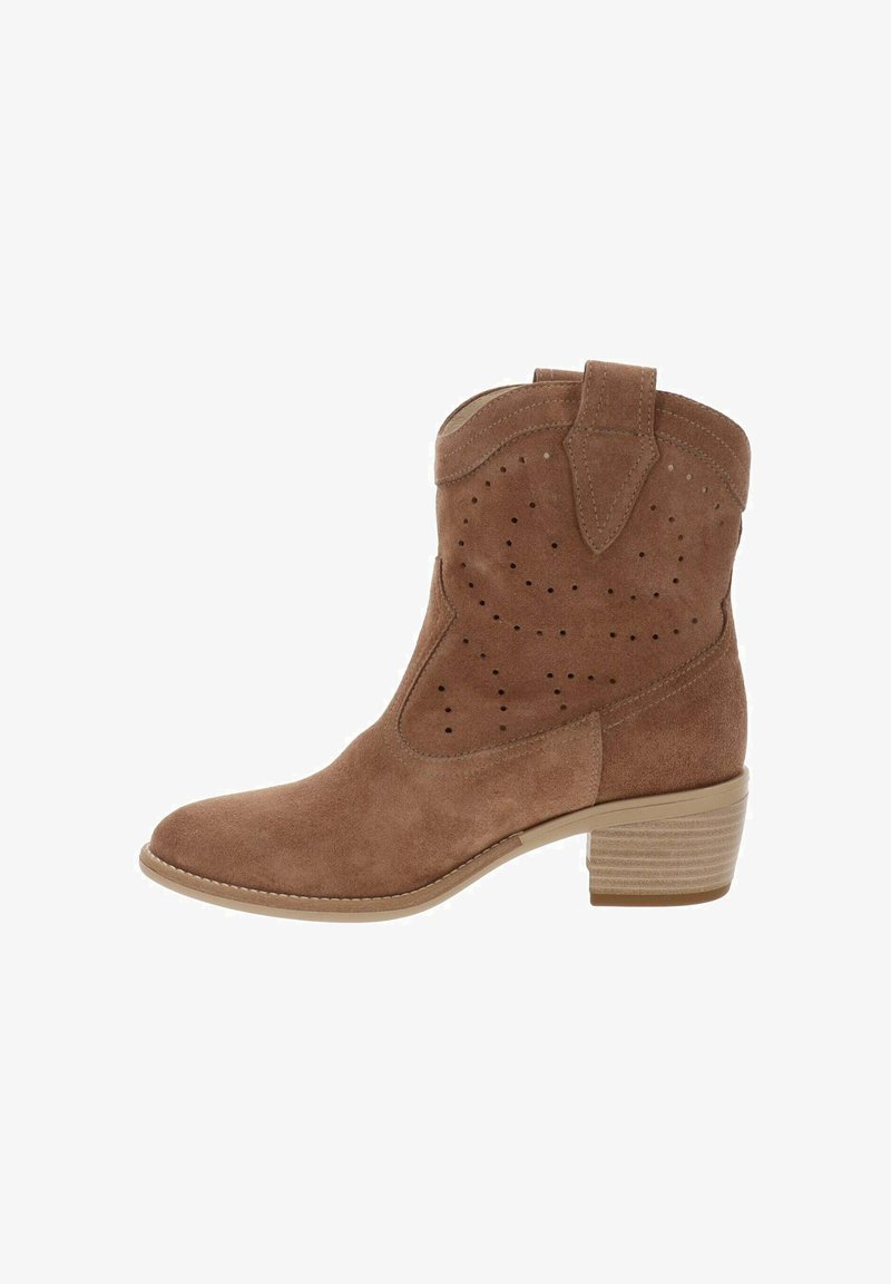Botte western en daim marron mi-mollet avec perforations décoratives, languette de traction, bout arrondi et petit talon bloc superposé.