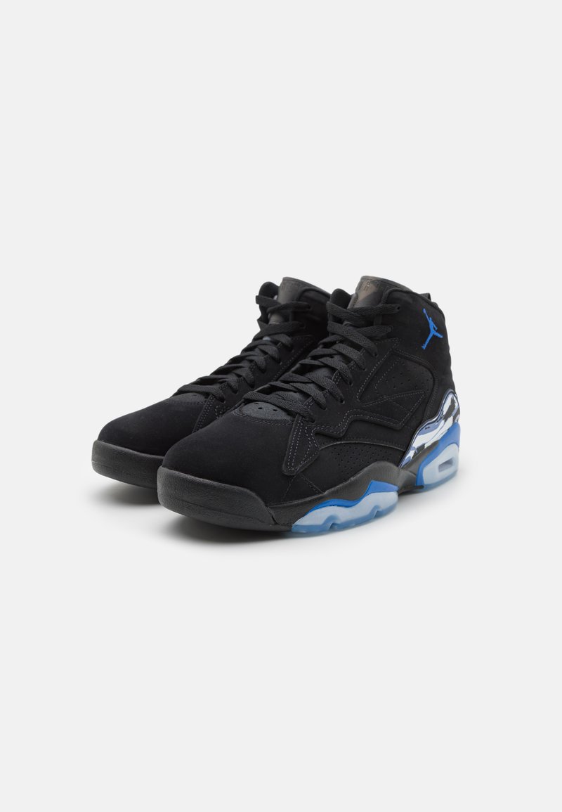 Schwarze Wildleder-Hochschnitt-Sneaker mit perforierten Details, blauen Akzenten und transparenter Sohle. Sie verfügen über Schnürsenkel und ein auffälliges Logo auf der Zunge.