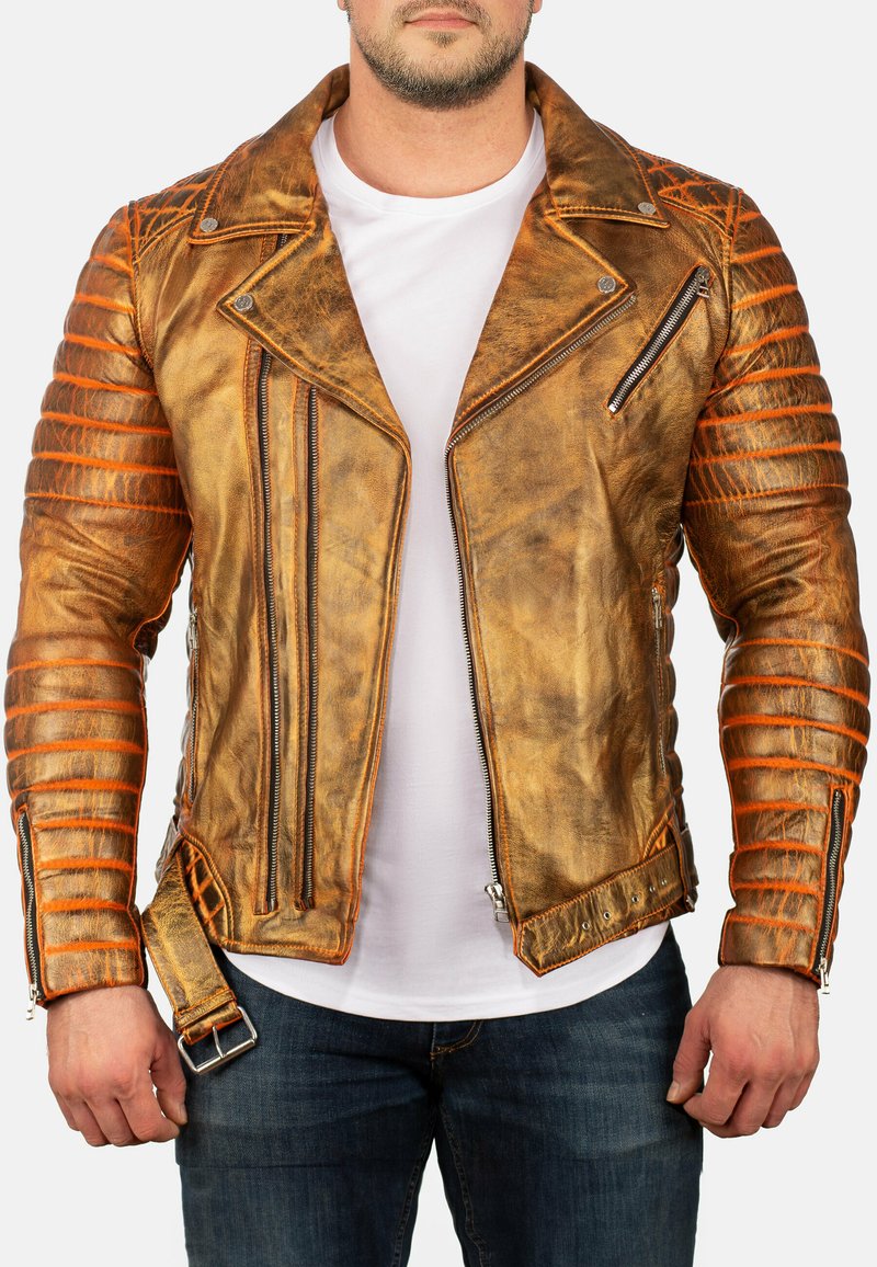 Giacca da motociclista in pelle marrone con cuciture arancioni, dettagli trapuntati su spalle e maniche, e molteplici tasche con cerniera.