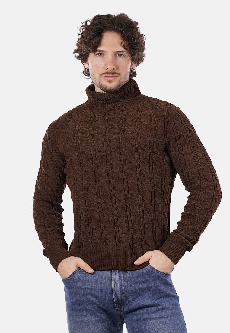 Maglione marrone a maglia cable con colletto alto, realizzato in tessuto testurizzato. Vestibilità slim, polsini e orlo a costine, abbinato a jeans blu.