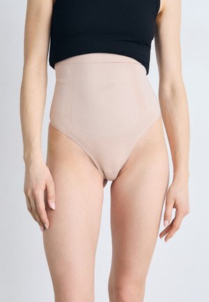 Beige høyhals shapers med en glatt tekstur, sømløst design og moderat dekning. Har en forsterket midje for støtte.