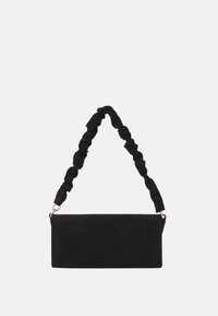 Czarna zamszowa torebka na ramię z marszczonym paskiem z tkaniny. Prostokątny kształt z złotymi ozdobami. Gładka faktura, minimalistyczny design.