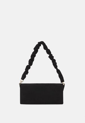 Černá semišová kabelka přes rameno s nariaseným látkovým popruhem. Obdélníkový tvar se zlatými kovovými doplňky. Hladká textura, jednoduchý design.