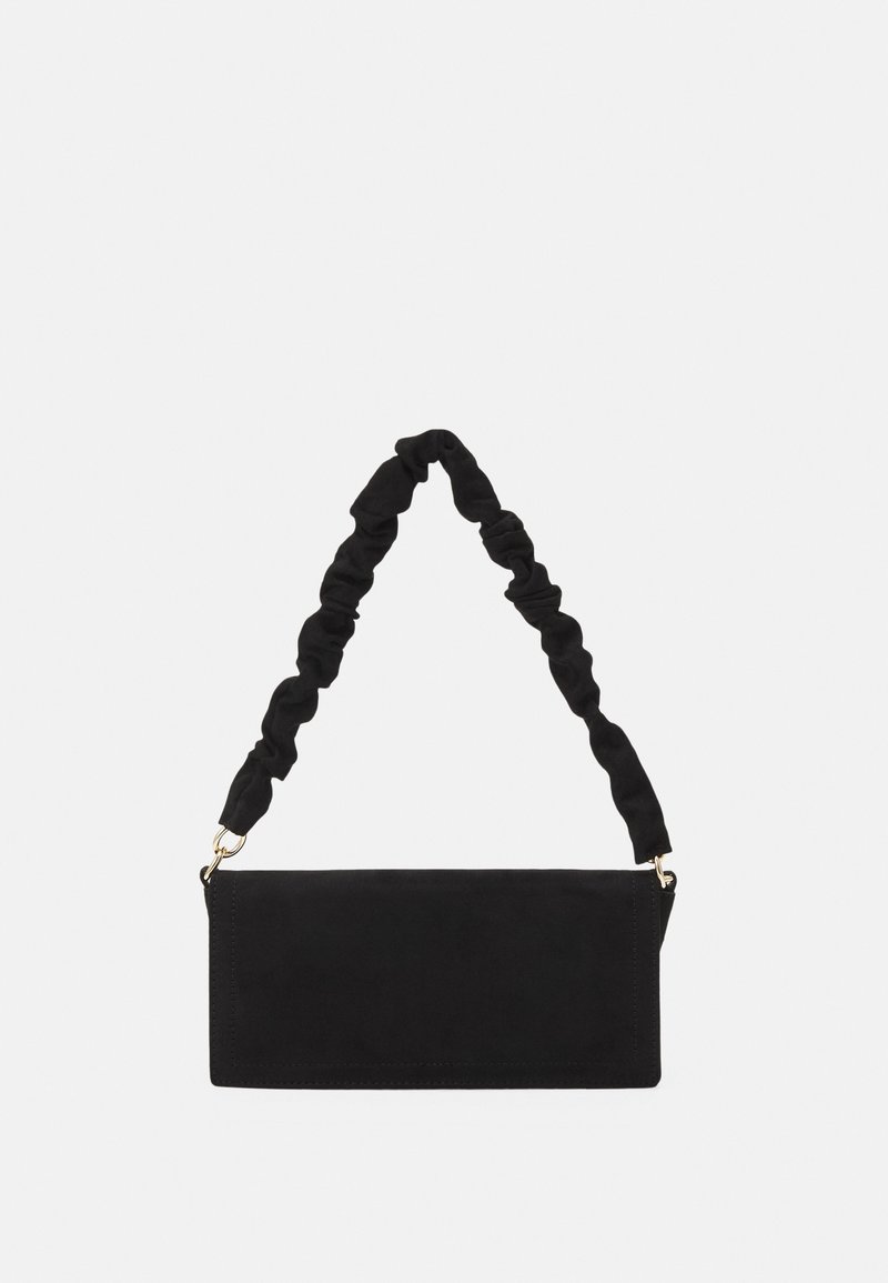 Czarna zamszowa torebka na ramię z marszczonym paskiem z tkaniny. Prostokątny kształt z złotymi ozdobami. Gładka faktura, minimalistyczny design.