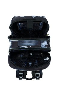 Schwarzer Rucksack mit einem Reißverschlussöffnung, gemustertem Innenfutter, mehreren Fächern und verstellbaren Trägern mit silbernen Hardwareakzenten.