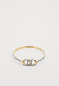 Gouden metalen bangle armband met een blauwe emaille band en een in elkaar verstrengeld kettingontwerp in het midden. Logo gegraveerd aan de binnenkant.