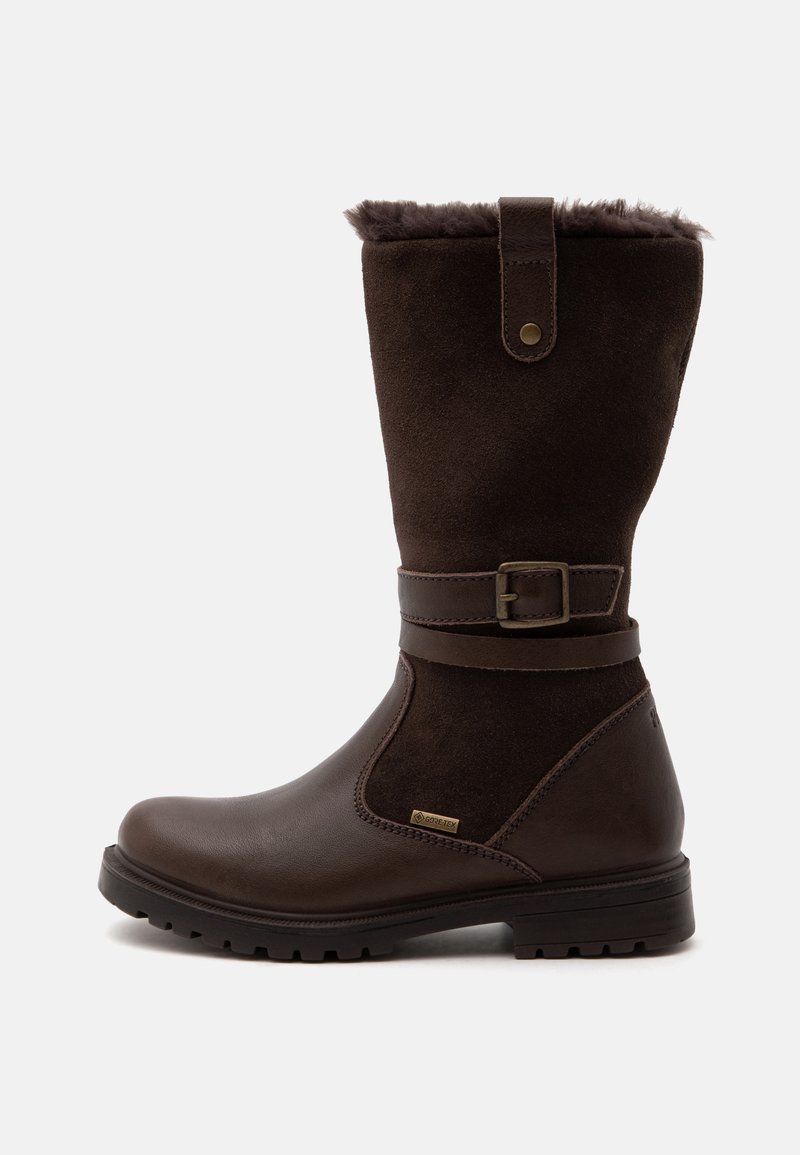 Botte mi-mollet marron foncé avec partie inférieure en cuir, dessus en daim, doublure en fourrure, bride décorative avec boucle et semelle en caoutchouc texturée.