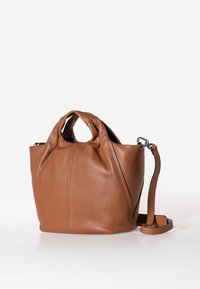 Braune Lederhandtasche mit strukturierter Oberfläche, doppelt tragbaren Griffen und einem abnehmbaren Schulterriemen. Sie verfügt über eine strukturierte Form und minimalistische Details.
