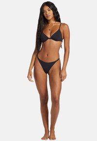 Černý bikiny set obsahující trojúhelníkový top s nastavitelnými popruhy a kalhotkami s nízkým pasem. Materiál je hladký s minimálními ozdobami.