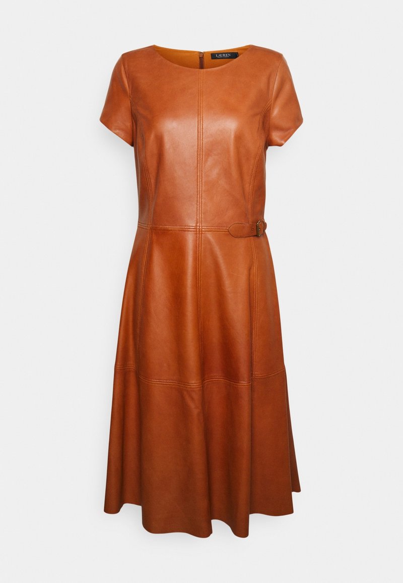 Robe en cuir marron avec des manches courtes, un col rond et un corsage ajusté. Dispose d'un accent ceinturé et d'une jupe évasée avec des détails de couture.