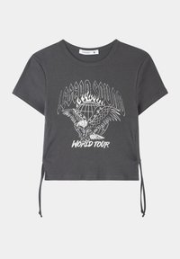 Maglietta corta grigia in tessuto a coste con maniche corte, caratterizzata da una stampa grafica bianca di un'aquila e la scritta "Legend Souled World Tour."