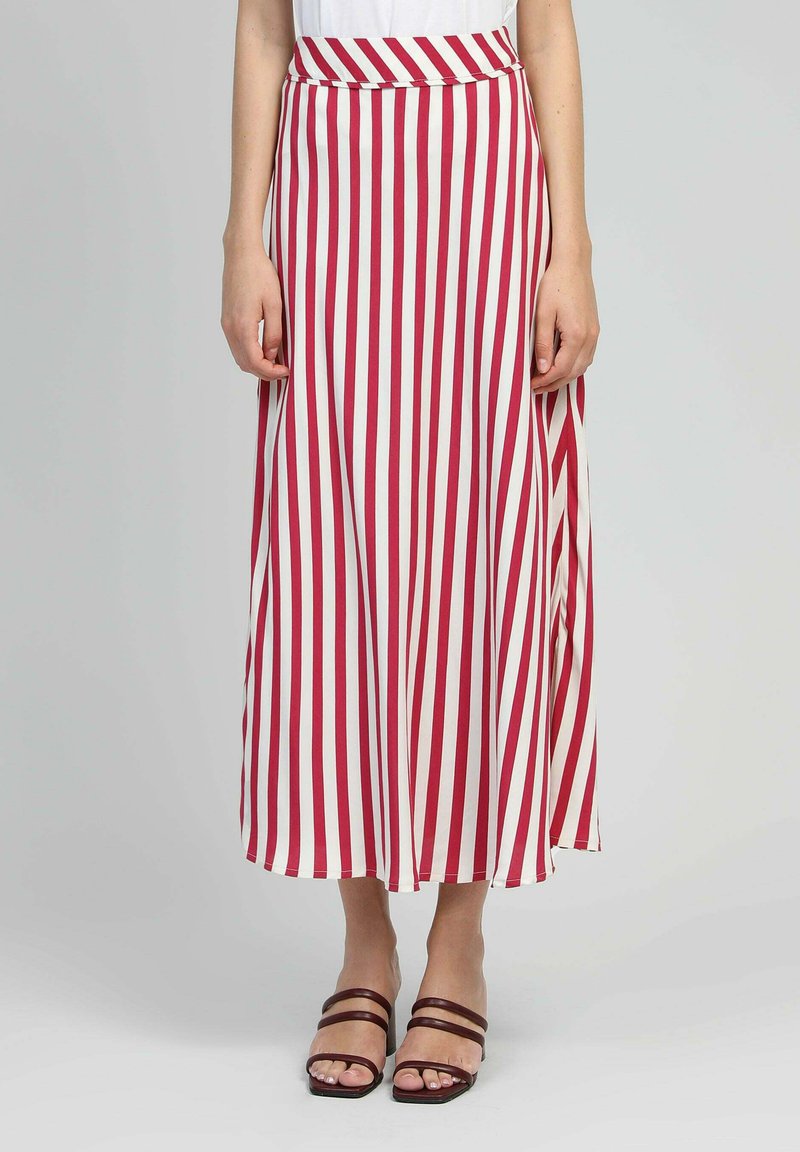 Jupe longue en A avec des rayures verticales rouges et blanches. Fabriquée en tissu léger, elle présente une taille haute et une fente pour un mouvement confortable.