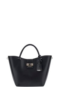 Borsa a mano nera in ecopelle con forma strutturata, manici corti e accessori in metallo argentato. Presenta una placca con logo e un piccolo tag decorativo.