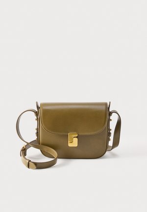 Olijfgroene leren crossbodytas met gebogen klep en goudkleurige rechthoekige draaistsluiting op een effen achtergrond.