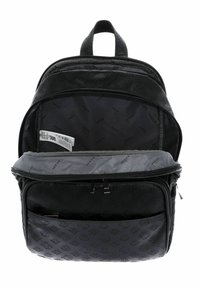 Sac à dos noir en matériau texturé avec un compartiment principal zippé et une poche avant, arborant un motif de logo répété sur l'extérieur.