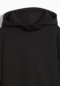 Čierna mikina s kapucňou, ktorá má textúrovanú látku, voľný strih a malé embosované logo na hrudi. Hladký povrch a minimalistický dizajn.