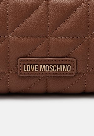 Brun quiltet læderoverflade med diagonale syninger og en rektangulær lap med teksten "LOVE MOSCHINO" i guld bogstaver.