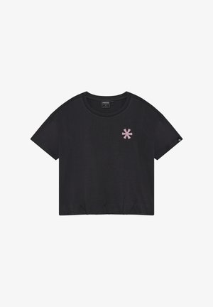Schwarzes T-Shirt mit kurzen Ärmeln aus weichem Stoff, das links auf der Brust ein rosa Sternchenmuster und einen Rundhalsausschnitt aufweist.