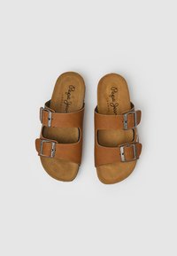 Smeđe sandale na klizanje od umjetne kože s dva podesiva remena i teksturiranom unutrašnjošću. "Pepe Jeans" logo otisnut na ulošcima.