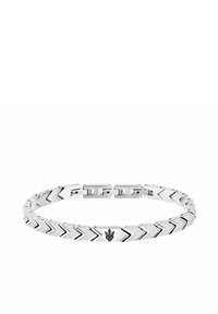 Bracciale in argento con un motivo a chevron, composto da maglie piatte e un dettaglio centrale con logo. Texture liscia, design elegante e dimensione regolabile.