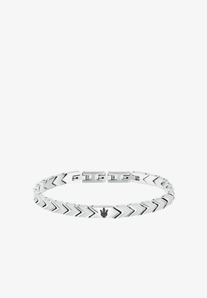 Bracciale in argento con un motivo a chevron, composto da maglie piatte e un dettaglio centrale con logo. Texture liscia, design elegante e dimensione regolabile.