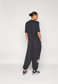 adidas Sportswear FUTURE ICONS THREE STRIPES PARACHUTE - Treningo apatinė dalis - black