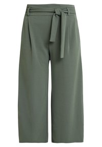 Široké kalhoty v olivově zelené barvě, s páskem v pase, měkkou látkou, předními sklady a plynulým střihem.