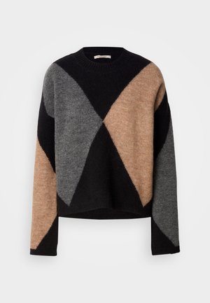 Svetr z vlny s diamantovým vzorem v černé, šedé a béžové barvě, s kulatým výstřihem a spadlými rameny. Měkký, strukturovaný povrch.