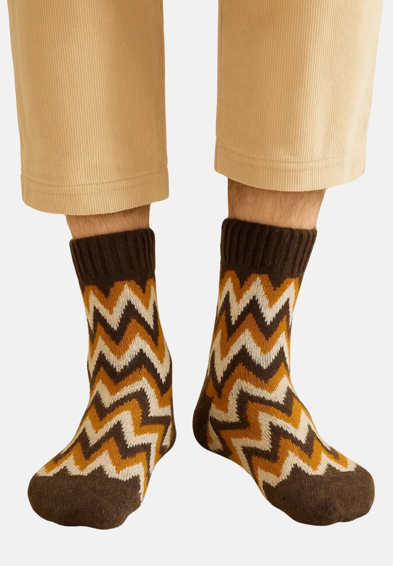 Kniestrümpfe aus weichem Material mit Zickzackmuster in Braun, Senfgelb und Creme, mit dunklem, geripptem Bündchen.