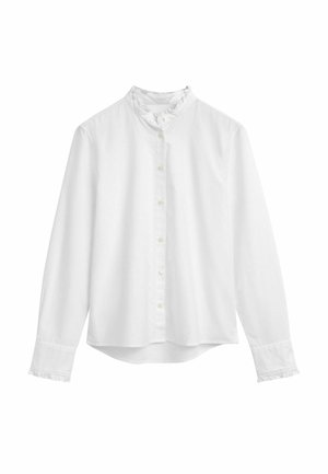 Chemise blanche à manches longues avec un col rond, fermeture par boutons et détails froncés au niveau du col et des poignets ; fabriquée en tissu léger et texturé.