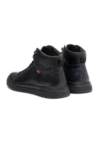Zapatillas altas negras de cuero con una superficie texturizada, que presentan ojales de metal, una suela resistente y un pequeño detalle de color.