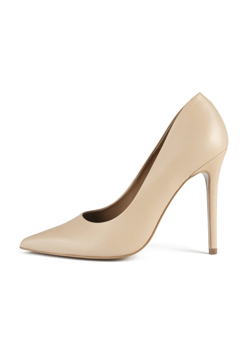 Pump in pelle beige con punta affusolata e silhouette elegante. Presenta un alto tacco a stiletto e una superficie liscia, progettato per abbigliamento formale.