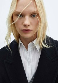 Mango Klasický kabát - royal blue