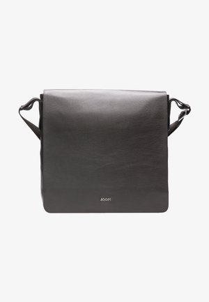 Borsa a tracolla in pelle nera con design piatto, cinturino regolabile e dettaglio del logo sul davanti. Texture liscia con hardware minimale.