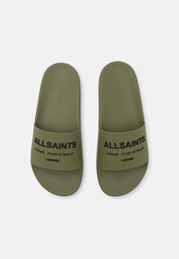 Olivové šľapky so štruktúrovanou stielkou a širokým pásom s čiernym logom "ALLSAINTS" a ďalším textom, hladký syntetický materiál.