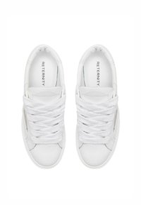 Białe skórzane sneakersy z grubymi białymi sznurówkami, zaokrąglonym czubkiem, minimalistycznym designem i logo nadrukowanym na wkładkach. Widoczne teksturowane boki.