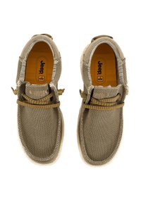 Scarpe in tessuto beige con parte superiore in rete, suola in gomma e dettagli gialli. Presentano un design senza lacci con una cinghia di sicurezza.