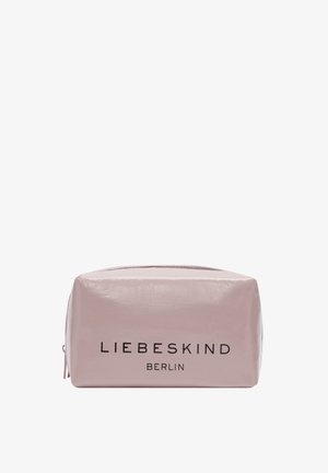 Rosa, glänzendes Kosmetiktäschchen in rechteckiger Form, mit Reißverschluss und aufgedrucktem Logo "LIEBESKIND BERLIN" in Schwarz.