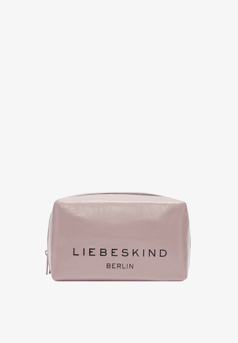 Neceser cosmético rosa, brillante y de forma rectangular, con cierre de cremallera y el logo impreso "LIEBESKIND BERLIN" en negro.